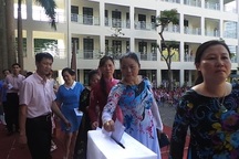 Trường tiểu học Lý Thái Tổ ủng hộ ngư dân 50 triệu đồng