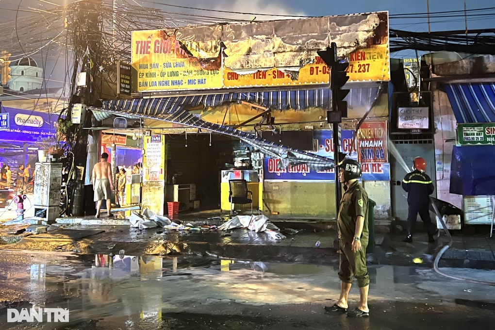 Cháy ở Bình Dương, cảnh sát từ TPHCM đến hỗ trợ dập lửa - 2
