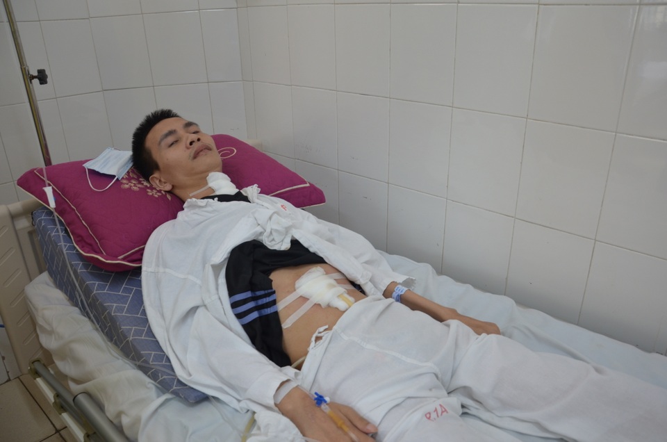 Người vợ nghẹn ngào khẩn cầu bạn đọc cứu chồng sau vụ ngã giàn giáo - 2 Người vợ nghẹn ngào khẩn cầu bạn đọc cứu chồng sau vụ ngã giàn giáo - 2