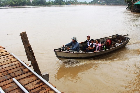Một phụ huynh tần tảo đưa 6 học sinh vượt lũ đến trường