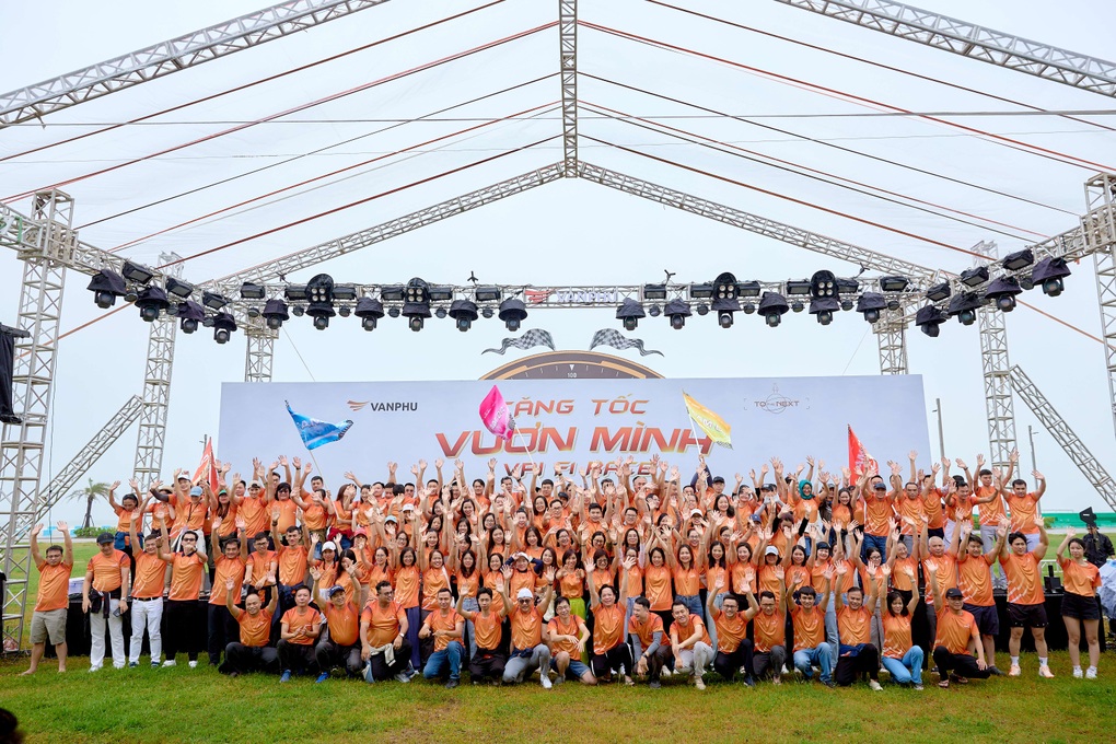 Văn Phú được vinh danh “Top 100 nơi làm việc tốt nhất Việt Nam 2025” của Anphabe - 2 Văn Phú được vinh danh “Top 100 nơi làm việc tốt nhất Việt Nam 2025” của Anphabe - 2