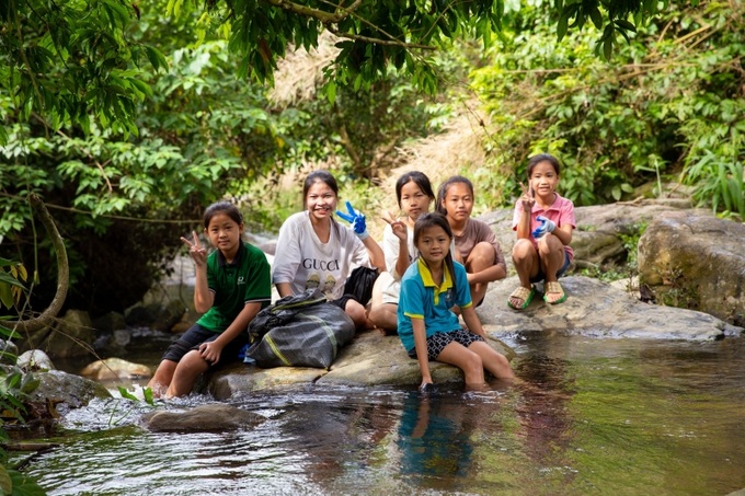 Đoàn tình nguyện thu nhặt rác thải tại suối của thôn.