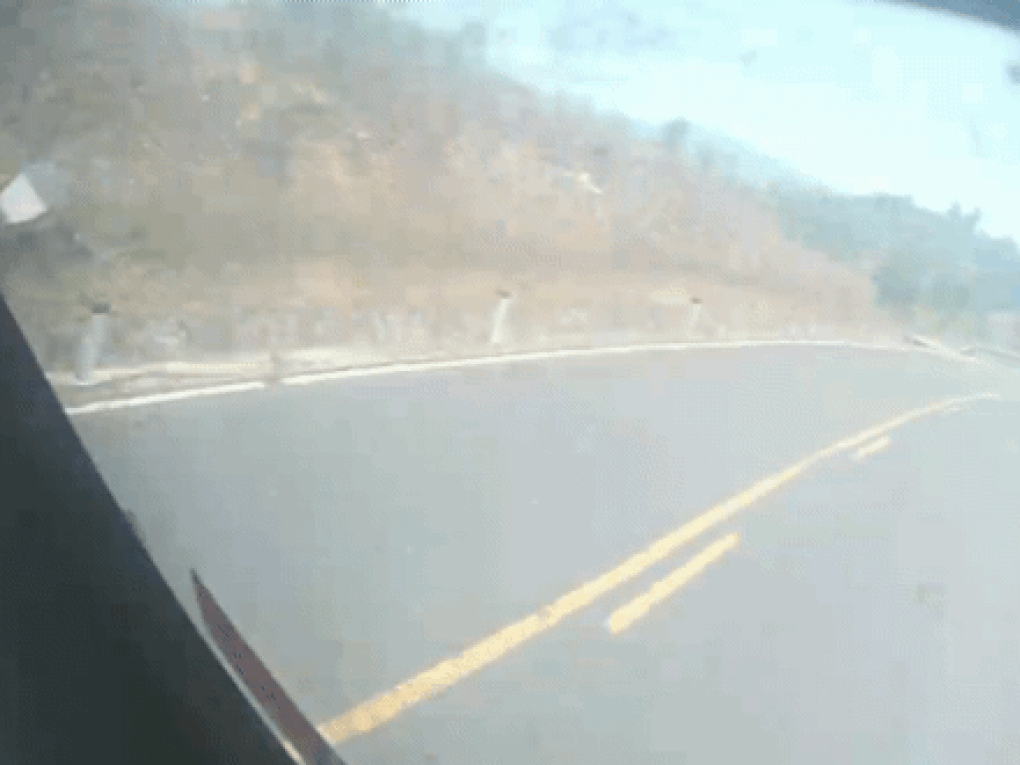 Vụ tai nạn 3 người tử vong: Xe container lấn làn trước khi lật nghiêng - 1 Vụ tai nạn 3 người tử vong: Xe container lấn làn trước khi lật nghiêng - 1