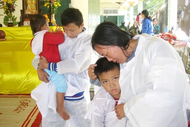 Tìm thấy xác 2 ngư dân mất tích khi bơi vào bờ