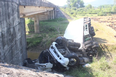 Xe container lao thẳng xuống chân cầu sau khi tông xe khách