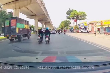 Mải "buôn chuyện", người phụ nữ đi xe máy ngã nhào vì phanh gấp né ô tô tải