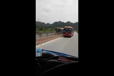 Xe khách đi ngược chiều trên quốc lộ 1A