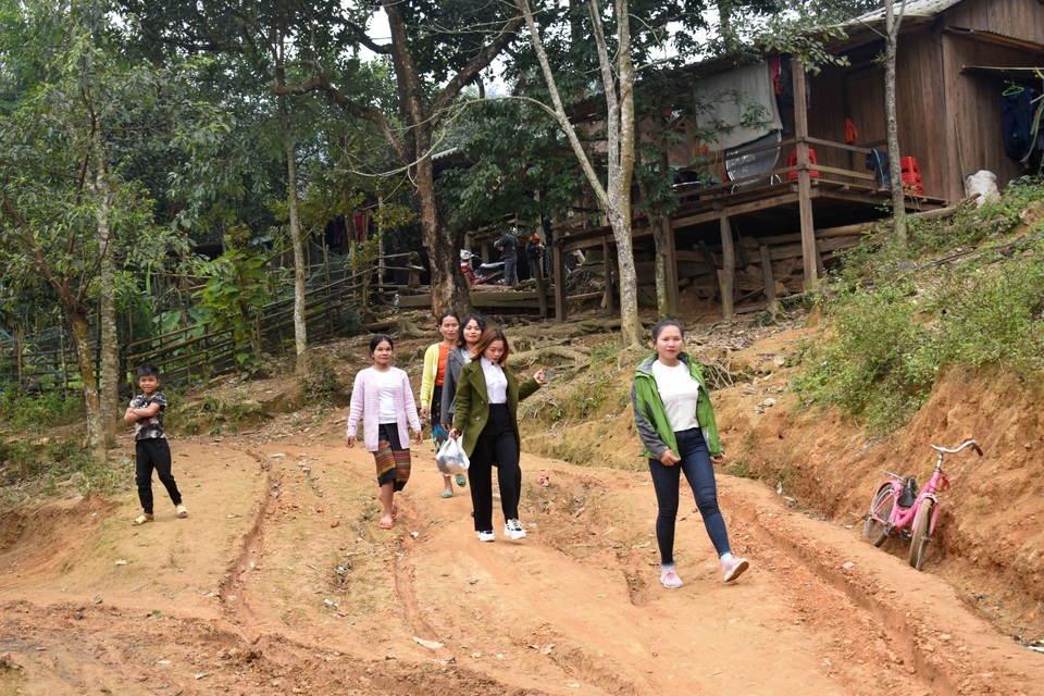 Cuộc sống bất ngờ của bản làng người Khùa bên cây Cầu Dân trí - 12 Cuộc sống bất ngờ của bản làng người Khùa bên cây Cầu Dân trí - 12