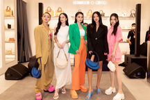 Châu Bùi, Lan Ngọc, Thúy Ngân, Jun Vũ nổi bật tại buổi khai trương CHARLES & KEITH