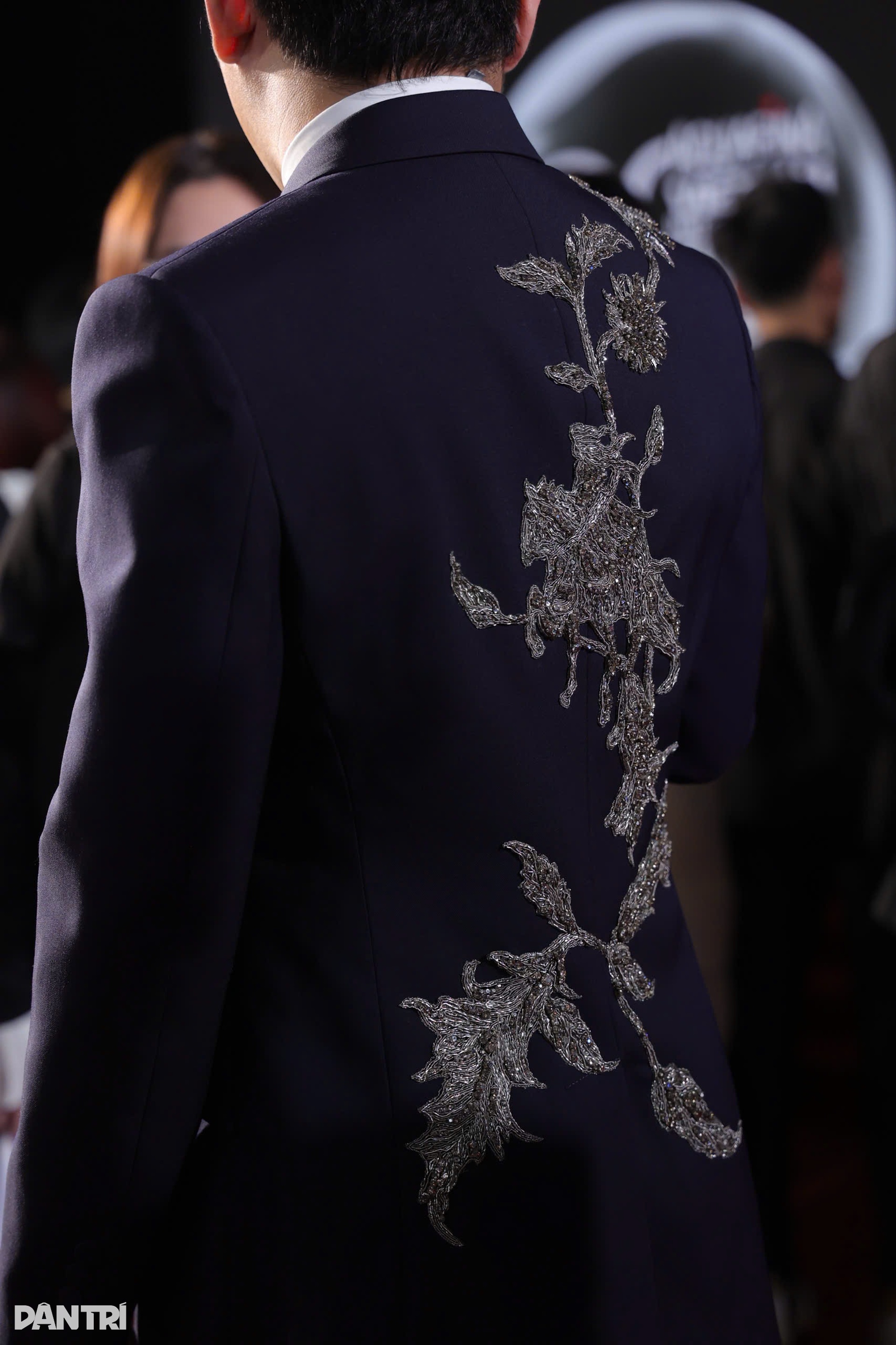 Tùng Dương “chặt chém” thảm đỏ với trang phục hàng hiệu giá nửa tỷ đồng - 2 Tùng Dương “chặt chém” thảm đỏ với trang phục hàng hiệu giá nửa tỷ đồng - 2