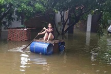 Người Hà Nội lắp thuyền tự chế, dùng chổi làm chèo di chuyển trong nước lũ