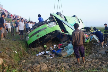 Xe khách lao xuống ruộng, ít nhất 20 người bị thương 