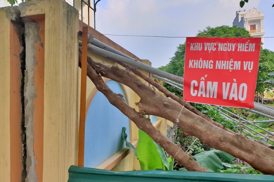 Hà Nội: Cận cảnh bức tường trường mầm non chống nạng... chi chít - 4 Hà Nội: Cận cảnh bức tường trường mầm non chống nạng... chi chít - 4