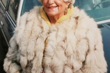 Lột da mèo hàng xóm để làm áo khoác lông