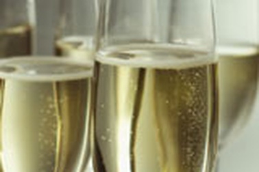 Uống rượu để giảm… huyết áp