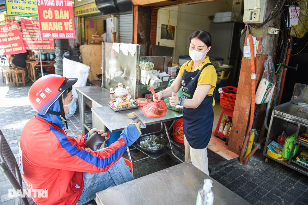 Cảnh cửa đóng then cài, đìu hiu ở phố ẩm thực không ngủ Hà Nội - 5 Cảnh cửa đóng then cài, đìu hiu ở phố ẩm thực không ngủ Hà Nội - 5