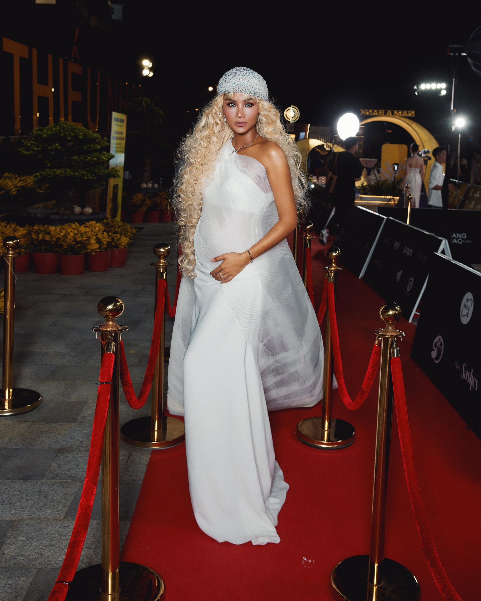 H’Hen Niê nói gì khi bầu vượt mặt vẫn mặc gợi cảm, đi giày cao gót? - 5 H’Hen Niê nói gì khi bầu vượt mặt vẫn mặc gợi cảm, đi giày cao gót? - 5