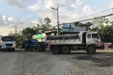 Xe tải "náo loạn" đường cấm, sau khi trốn CSGT