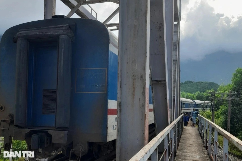 Tàu chở hơn 250 hành khách trật bánh tại Lăng Cô, má phanh văng ra ngoài - 1