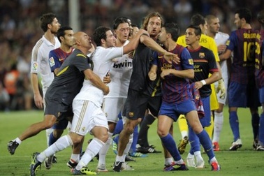 Cầu thủ Barca và Real Madrid loạn đả dữ dội 