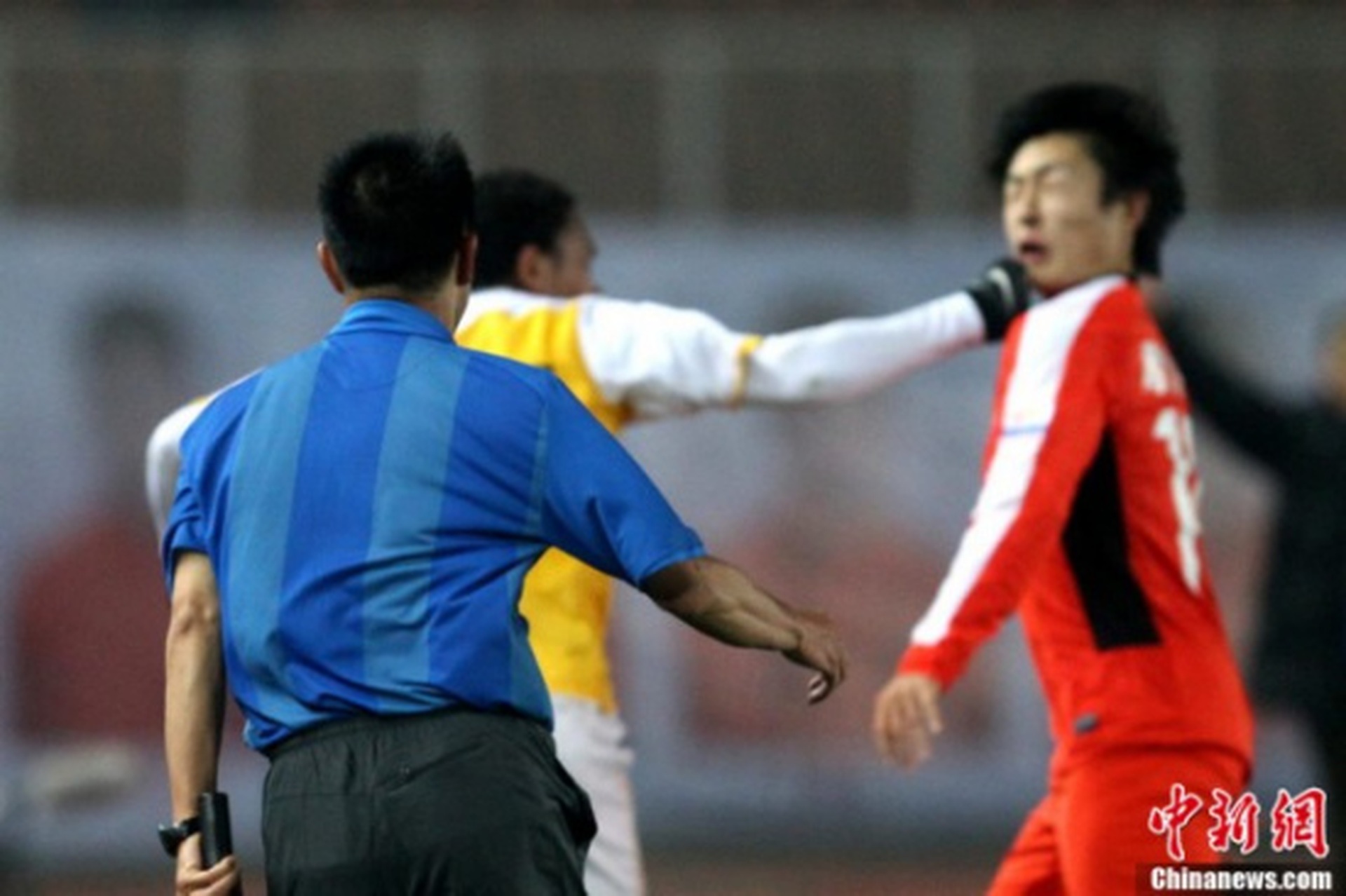 Những kẻ côn đồ đá bóng và vấn nạn của bóng đá Trung Quốc - 5
