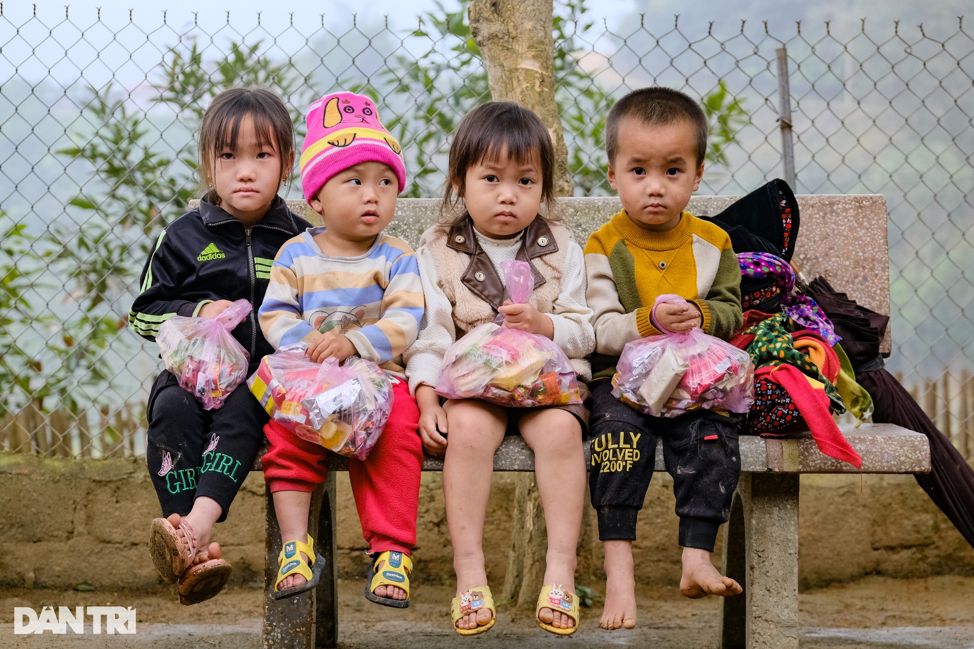 Trẻ em bản nghèo ở Lào Cai đón niềm vui bất ngờ - 10 Trẻ em bản nghèo ở Lào Cai đón niềm vui bất ngờ - 10