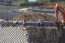 Khánh Hòa: Giám sát việc tháo dỡ bức tường chắn “khủng” sai phép đe dọa nhà dân