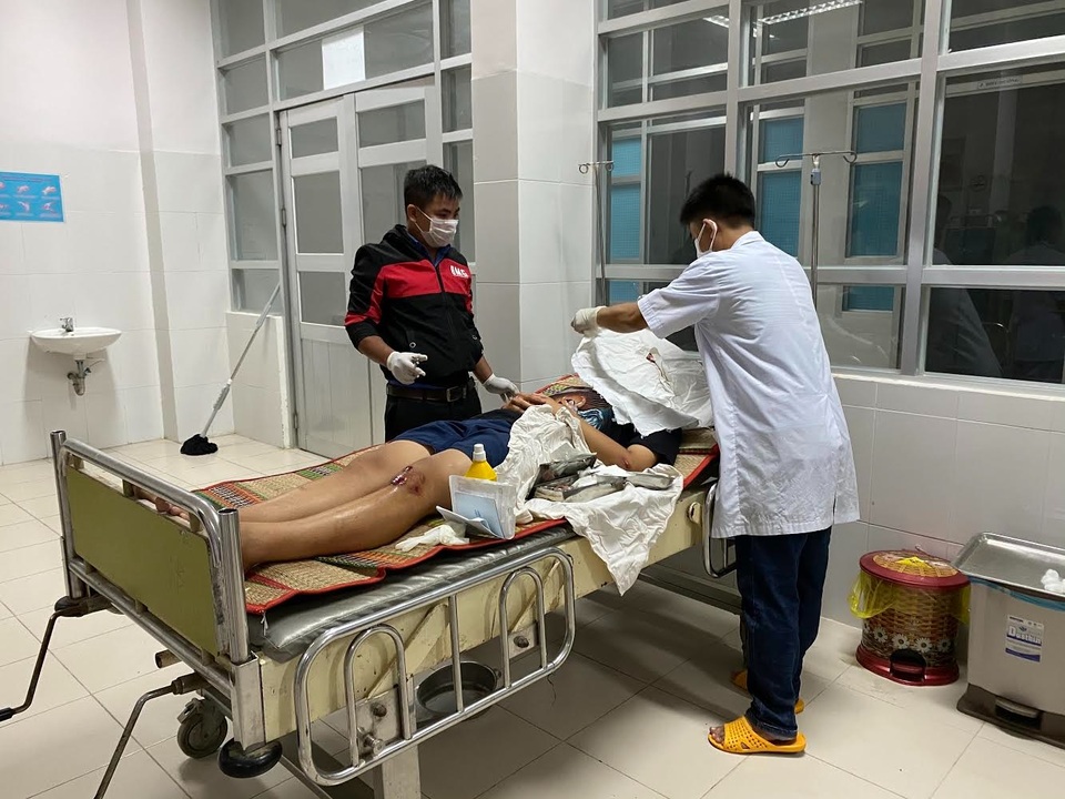 Lật xe khách tối mùng 1 Tết, 26 người bị thương - 2 Lật xe khách tối mùng 1 Tết, 26 người bị thương - 2