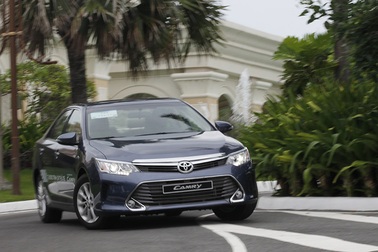 Toyota Camry mới 2016 có giá từ hơn 1 tỷ đồng