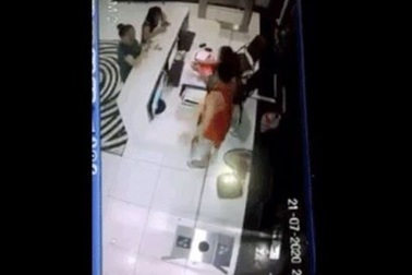 Tự xưng công an, hành hung phụ nữ chỉ vì tấm thẻ bơi của con?