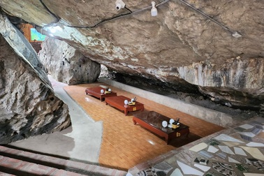 Độc lạ nhà hàng trong hang núi đá ở Ninh Bình