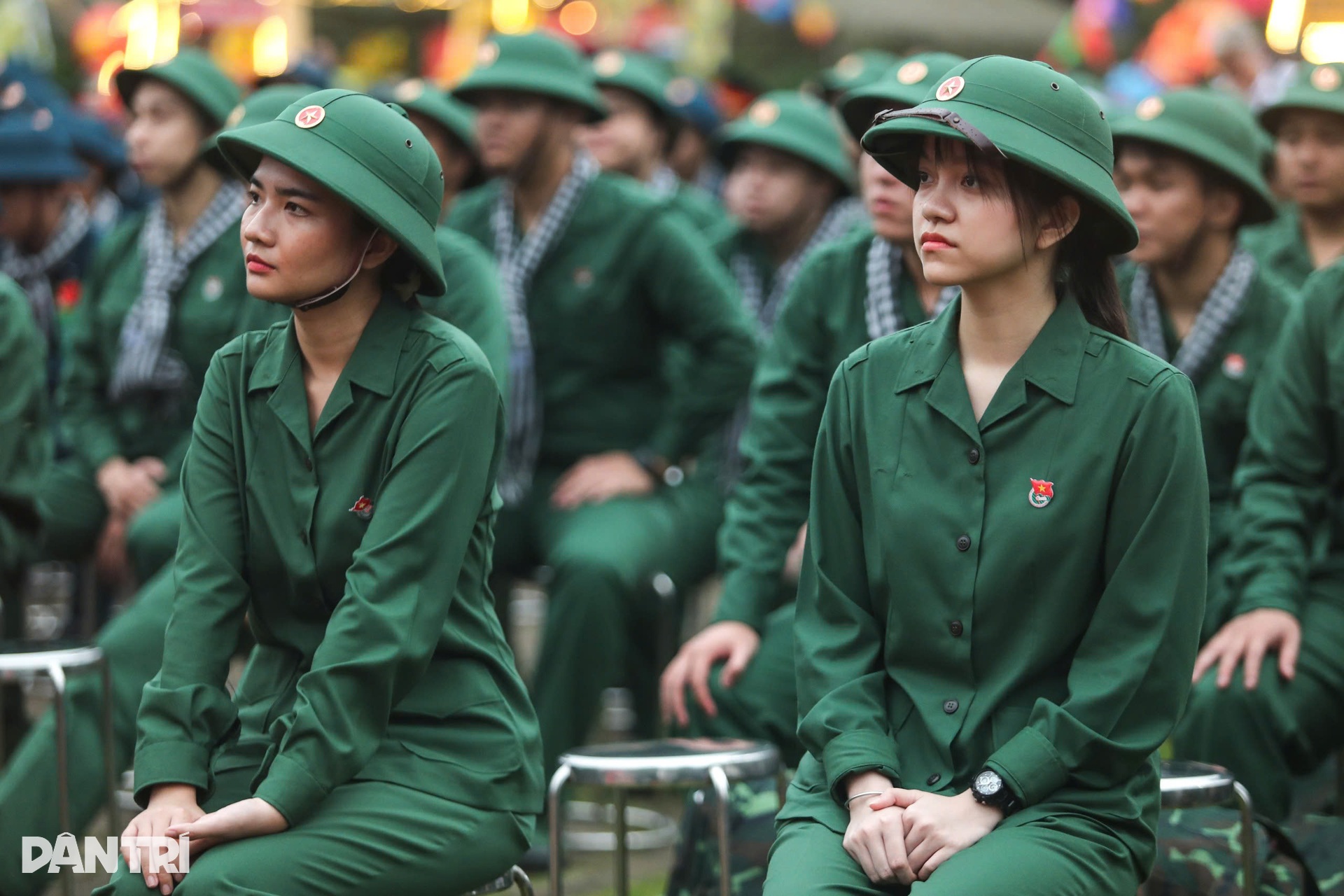 Thiếu nữ Hà Nội tiễn bạn trai nhập ngũ cùng lời nhắn em sẽ đợi anh về - 3 Thiếu nữ Hà Nội tiễn bạn trai nhập ngũ cùng lời nhắn em sẽ đợi anh về - 3