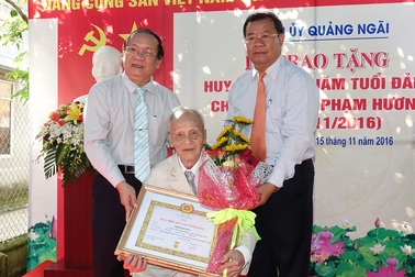 Trao huy hiệu 80 tuổi Đảng cho thành viên Đội Du kích Ba Tơ đầu tiên