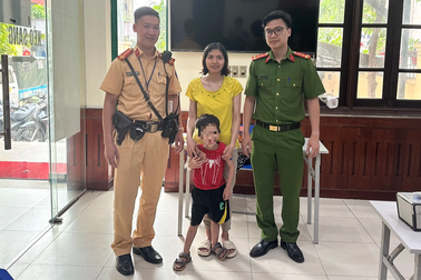 Bé trai 5 tuổi bị lạc mẹ khi đi từ Nam Định lên Hà Nội chơi