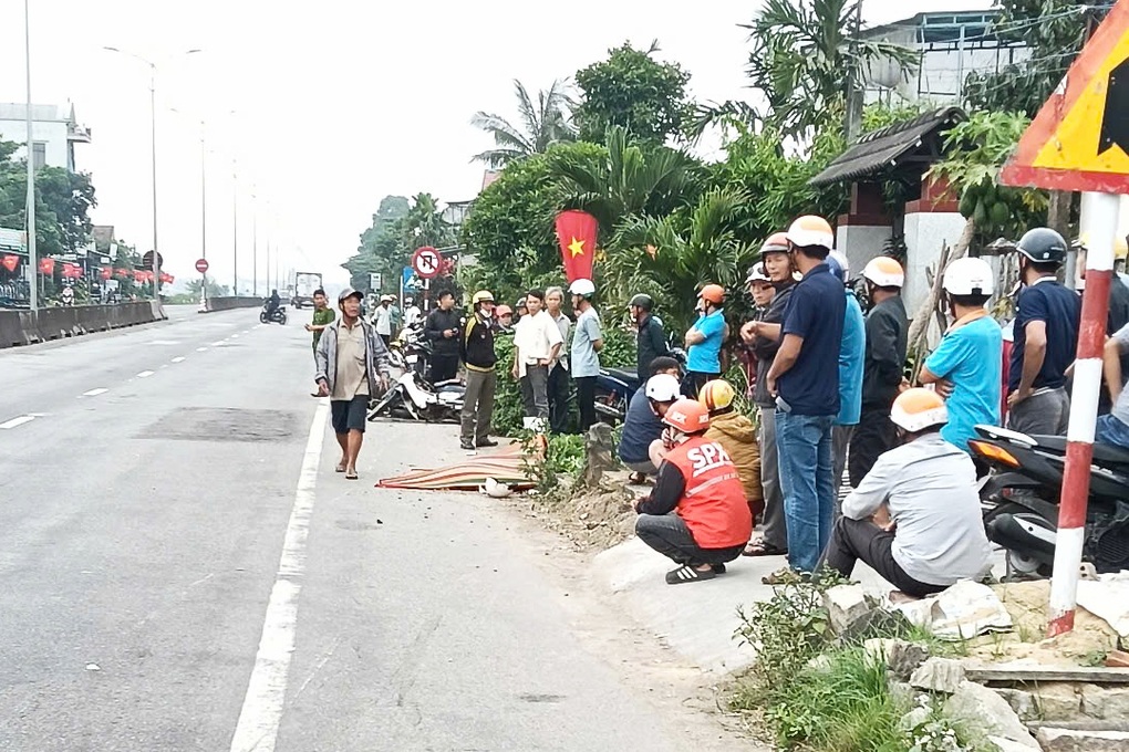 Hai xe gắn máy va nhau, 3 học sinh thương vong - 1 Hai xe gắn máy va nhau, 3 học sinh thương vong - 1