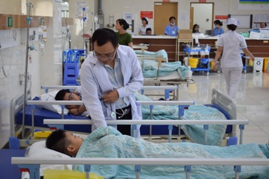 Sau bữa ăn trưa tại nhà cô giáo, 21 học sinh nhập viện cấp cứu