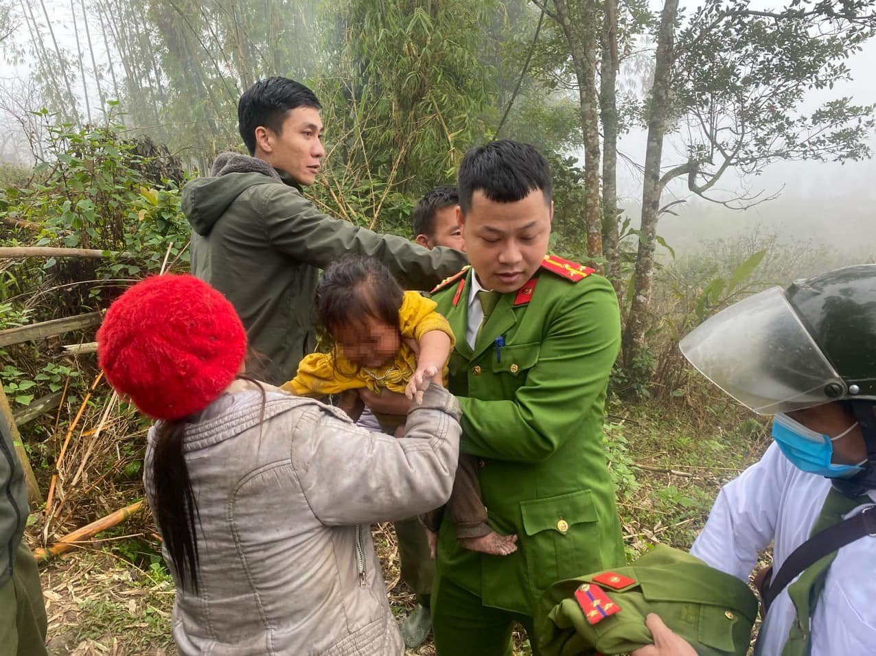 Bé gái 2 tuổi mất tích bí ẩn, cả trăm người tìm kiếm suốt ngày đêm - 1