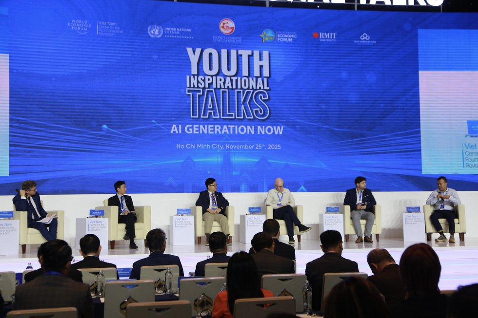 Giám đốc WEF: Người trẻ cần chuẩn bị để làm việc chung với người máy - 1