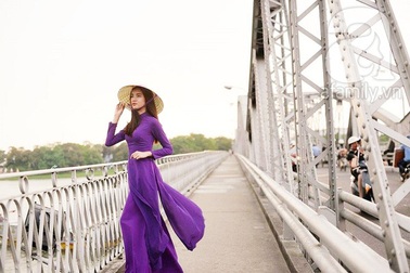 Cầu Trường Tiền - nơi hẹn hò của hội hoạ Huế với áo dài
