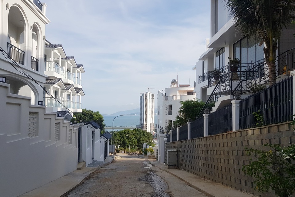 Cận cảnh loạt biệt thự “xẻ thịt” núi Cô Tiên ở Nha Trang - 5 Cận cảnh loạt biệt thự “xẻ thịt” núi Cô Tiên ở Nha Trang - 5