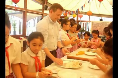 Đại sứ Pháp làm bánh trung thu cùng trẻ em Việt Nam