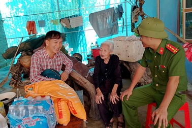 Chủ tịch xã kể thời khắc cứu 2 người đàn ông mắc kẹt giữa dòng lũ dữ