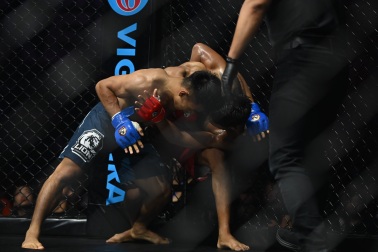 Võ sĩ Trần Ngọc Lượng đánh bại đệ tử của Johnny Trí Nguyễn