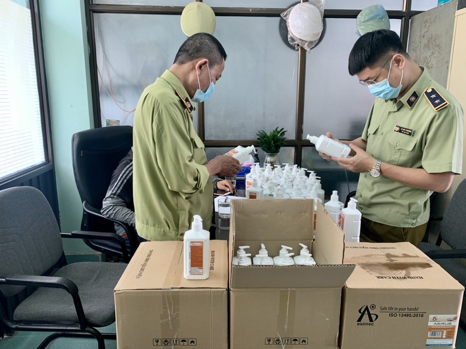 Tóm gọn lô nước sát khuẩn có dấu hiệu giả mạo ở chợ thuốc lớn nhất Hà Nội - 1 Tóm gọn lô nước sát khuẩn có dấu hiệu giả mạo ở chợ thuốc lớn nhất Hà Nội - 1