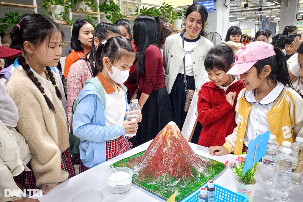 Học sinh tiểu học được tự tay thí nghiệm khoa học, điều khiển robot - 2 Học sinh tiểu học được tự tay thí nghiệm khoa học, điều khiển robot - 2