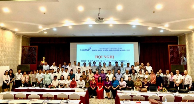 Các đại biểu tham dự Hội nghị chụp hình lưu niệm.