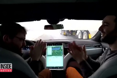 Nhiều tài xế lạm dụng tính năng tự lái của xe Tesla