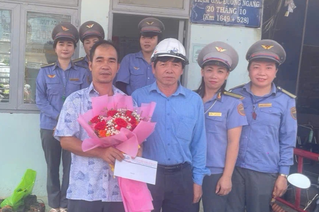 Khen thưởng 2 nữ gác chắn cứu đoàn tàu thoát tai nạn ở Đồng Nai - 1 Khen thưởng 2 nữ gác chắn cứu đoàn tàu thoát tai nạn ở Đồng Nai - 1