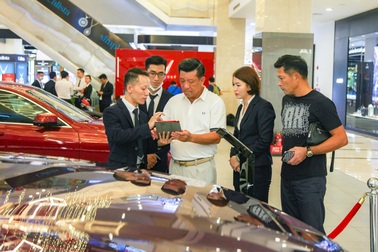 Khách hàng trầm trồ khi tận mắt chiêm ngưỡng “bom tấn” VinFast President