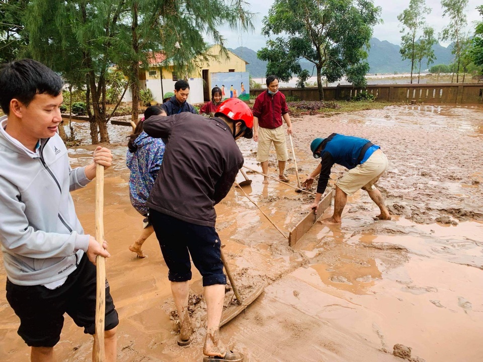 Quảng Bình: Lũ rút, trường học ngổn ngang, bùn đất phủ dày - 5 Quảng Bình: Lũ rút, trường học ngổn ngang, bùn đất phủ dày - 5